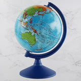 Globe terrestre bleu en plastique.