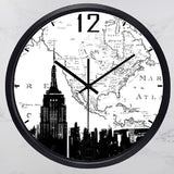 Horloge murale carte du monde noire et blanche.