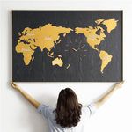 Horloge murale carte du monde fond noir.