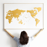 Horloge murale carte du monde dorée.