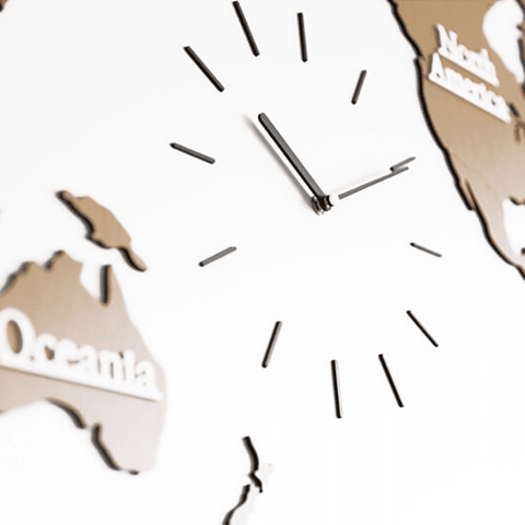 Horloge murale carte du monde en dorée.
