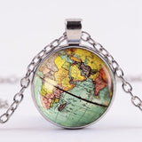 Collier globe terrestre classique coloré.
