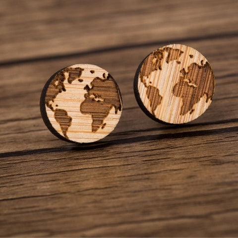 Boucle d'oreille carte du monde en bois ronde. 